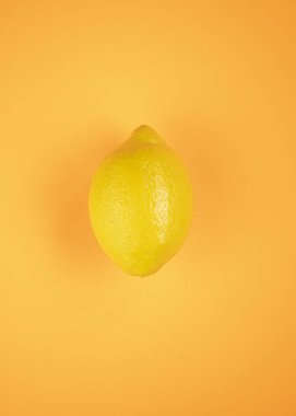 limon, yaz meyvesi, turuncu arka planda izole.