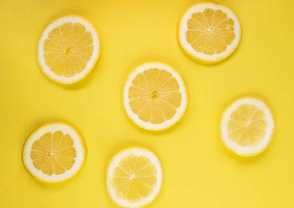 Limone Frutta Estiva Isolata Fondo Giallo — Foto Stock