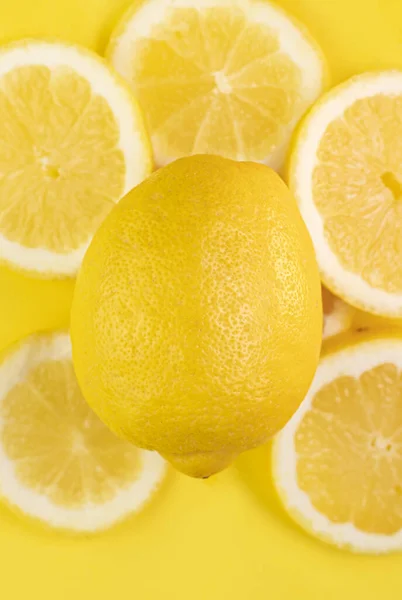 Limão Frutas Verão Isolado Fundo Amarelo — Fotografia de Stock