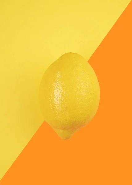 Lemon Buah Musim Panas Diisolasi Pada Latar Belakang Oranye Dan — Stok Foto