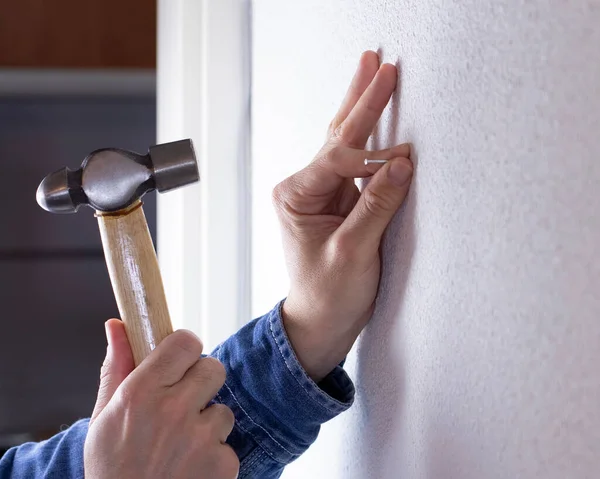 Hånd Som Slår Spiker Inn Veggen Med Hammer – stockfoto