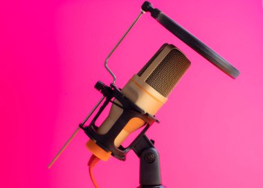 Fuşya arka planında podcast yapmak için eski tarz mikrofon