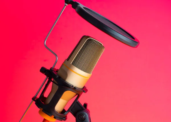Professionelles Goldenes Studiomikrofon Auf Rotem Hintergrund — Stockfoto