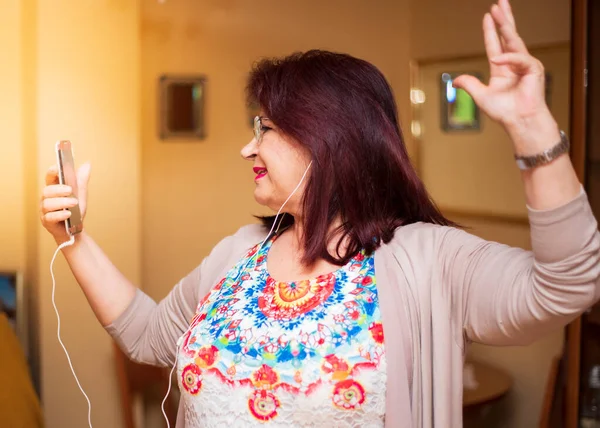 Mujer Mayor Usando Nuevas Tecnologías Escuchando Música Con Smartphone —  Fotos de Stock