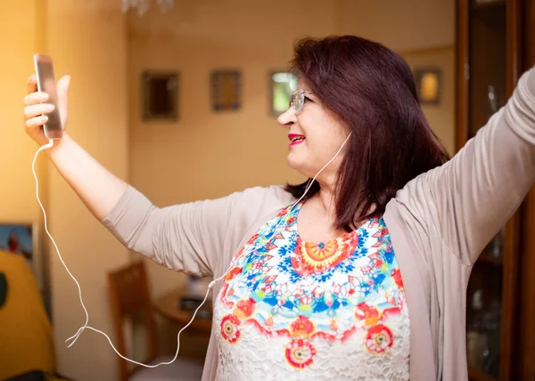 Mujer Mayor Usando Nuevas Tecnologías Escuchando Música Con Smartphone —  Fotos de Stock