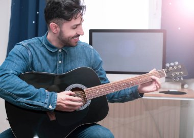 Gitar hocası, Teknoloji ve eğlence. Öğretmen nasıl enstrüman çalınacağını öğretiyor..