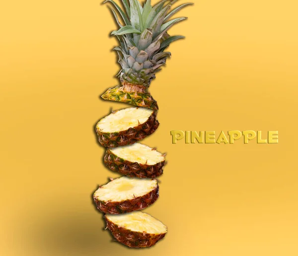 Vliegen Verse Lucht Stukjes Rijpe Ananas Geïsoleerd Pastelgele Achtergrond Hoge — Stockfoto