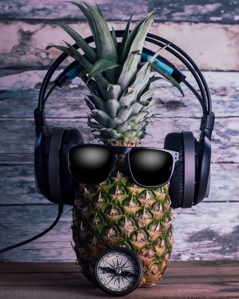 Fashion Ananas Koptelefoon Zonnebril Luisteren Naar Muziek Smartphone Houten Achtergrond — Stockfoto