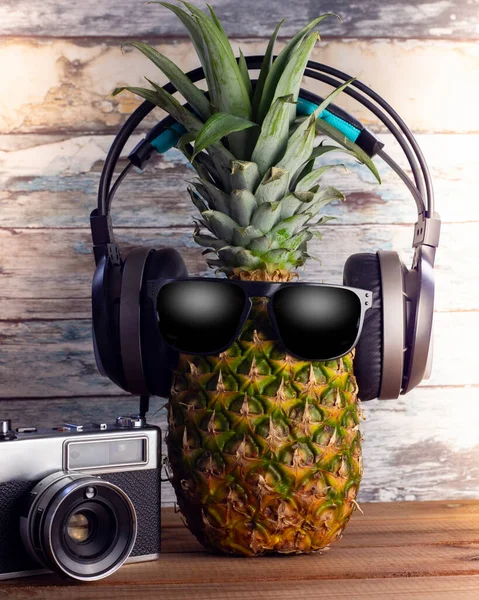 Modieuze Ananas Koptelefoon Zonnebril Luisteren Naar Muziek Smartphone Fotocamera Houten — Stockfoto