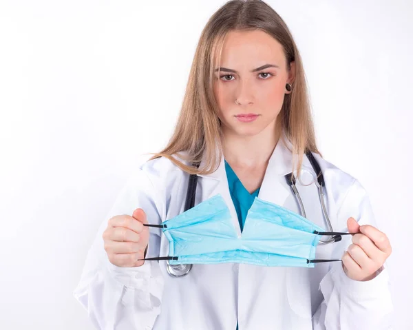 Close Uma Médica Com Máscara Médica Usando Máscara Fundo Branco — Fotografia de Stock