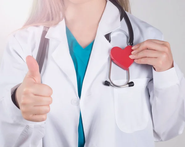 Primer Plano Una Doctora Con Corazón Rojo Feliz Saludo —  Fotos de Stock