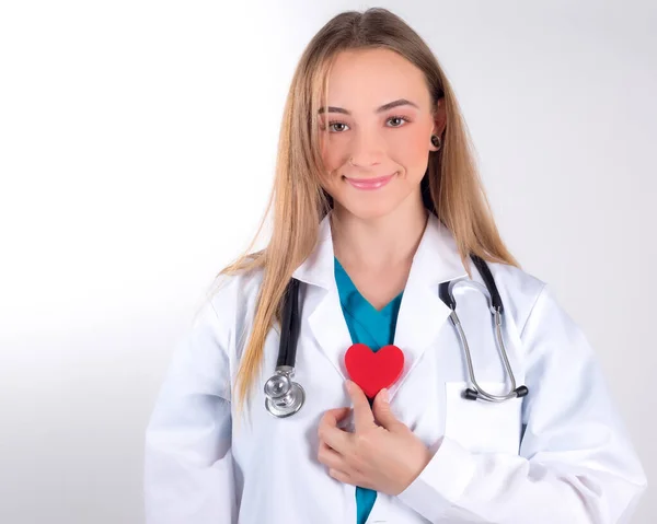 Close Uma Médica Com Coração Vermelho Feliz Saudação — Fotografia de Stock