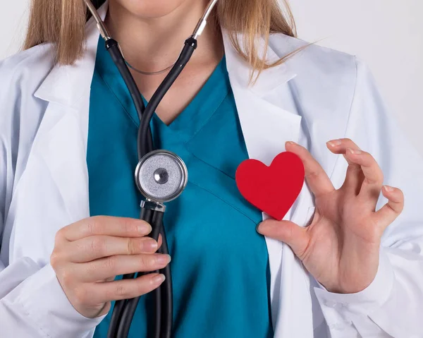 Primer Plano Una Doctora Con Corazón Rojo Feliz Saludo —  Fotos de Stock