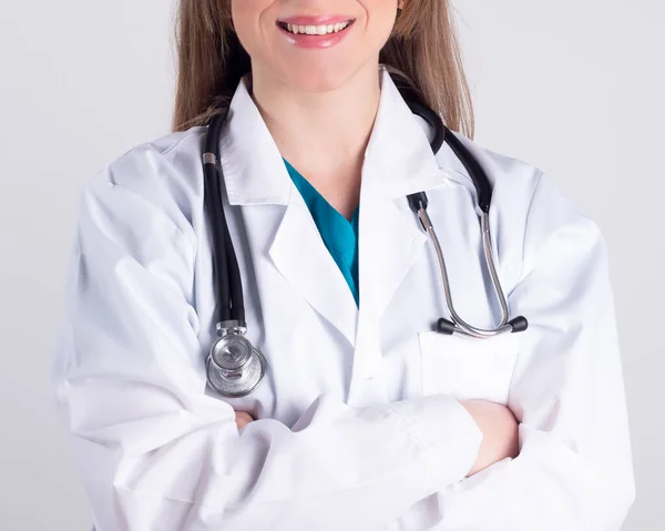 Крупним Планом Жінка Лікар Посміхаючись Складеними Стетоскопом Руками Білому Тлі — стокове фото