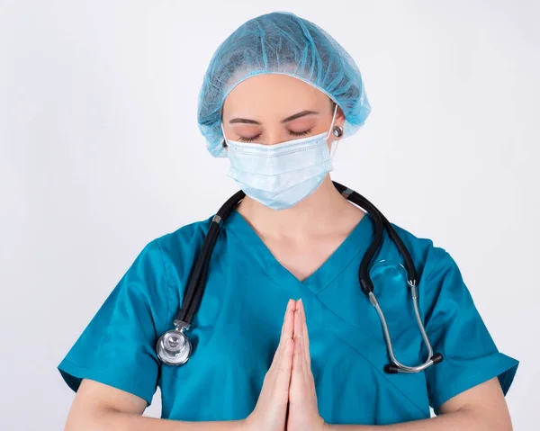 Médica Uniforme Verde Estetoscópio Máscara Reza Por Pandemia Covid — Fotografia de Stock