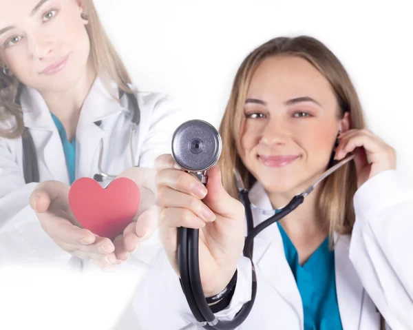 Médica Com Estetoscópio Sorrindo Porque Algo Bom Aconteceu Fundo Cinza — Fotografia de Stock