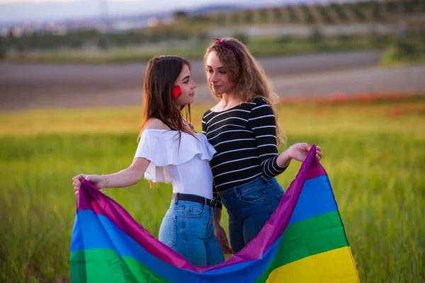Piękna Młoda Lesbijska Para Tęczową Flagą Równe Prawa Dla Społeczności — Zdjęcie stockowe