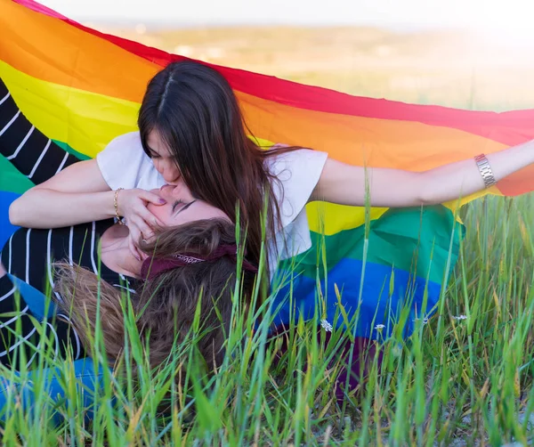 Krásné Mladé Lesbičky Pár Líbání Jemně Duhovou Vlajkou Rovná Práva — Stock fotografie