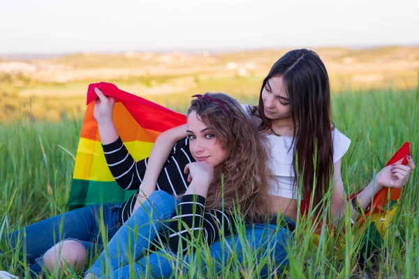 Hermosa Pareja Lesbianas Jóvenes Con Bandera Arco Iris Igualdad Derechos —  Fotos de Stock