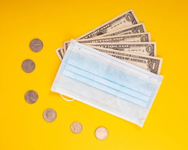 para ve maske sarı arkaplan, covid-19 ekonomik sorunları