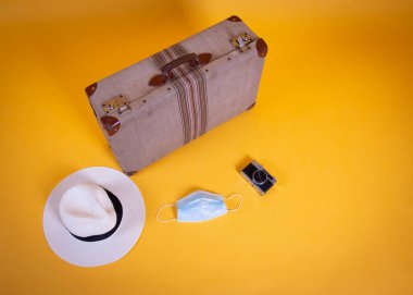 Cerrahi maske valizi, seyahat, uçuşlar covid-19 tarafından iptal edildi.