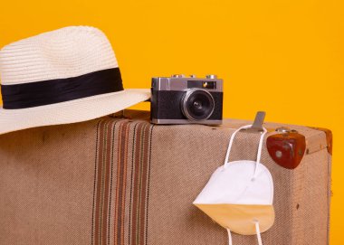 Cerrahi maske valizi, seyahat, uçuşlar covid-19 tarafından iptal edildi.