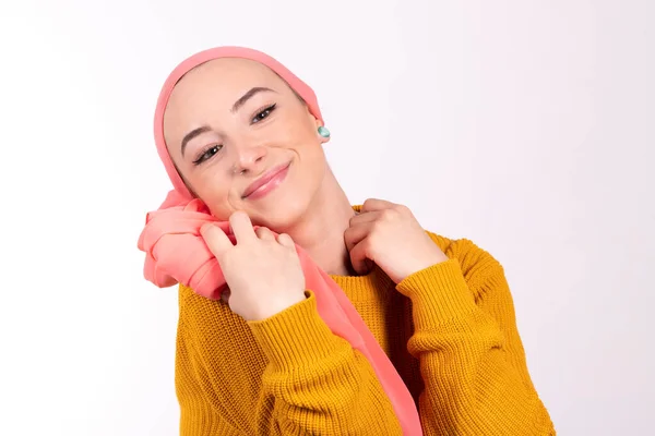 Krebskranke Frau Trägt Rosa Schal Großaufnahme Auf Weißem Hintergrund — Stockfoto