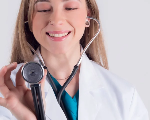 Médico Feminino Com Estetoscópio Feliz Sorrindo Loira Fundo Branco Conceito — Fotografia de Stock