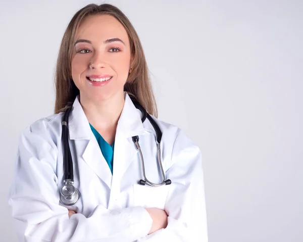 Médico Feminino Com Estetoscópio Feliz Sorrindo Loira Fundo Branco Conceito — Fotografia de Stock