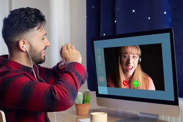 Hombre Habla Con Novia Una Videollamada Con Relleno — Foto de Stock