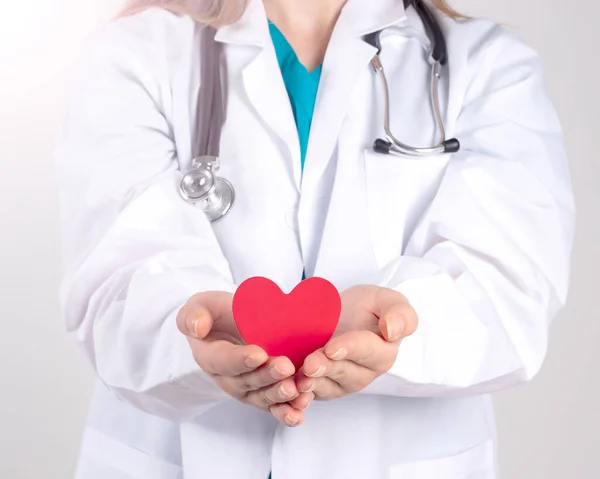 Mujer Médica Sosteniendo Corazón Rojo Sobre Fondo Blanco —  Fotos de Stock