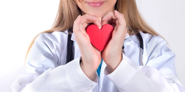 Mujer Médica Sosteniendo Corazón Rojo Sobre Fondo Blanco —  Fotos de Stock