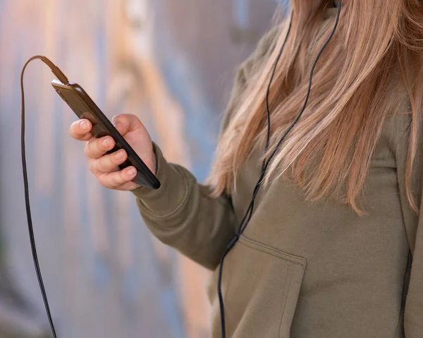 Chica Con Auriculares Interactuando Con Teléfono Celular Calle —  Fotos de Stock