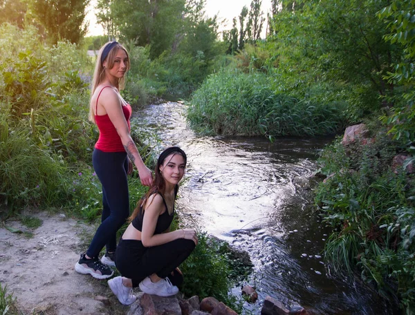 Två Flickor Flod Med Sportkläder — Stockfoto