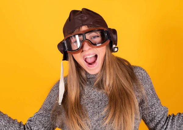 Donna Con Occhiali Pilota Clascias Concetto Viaggio Sfondo Giallo — Foto Stock