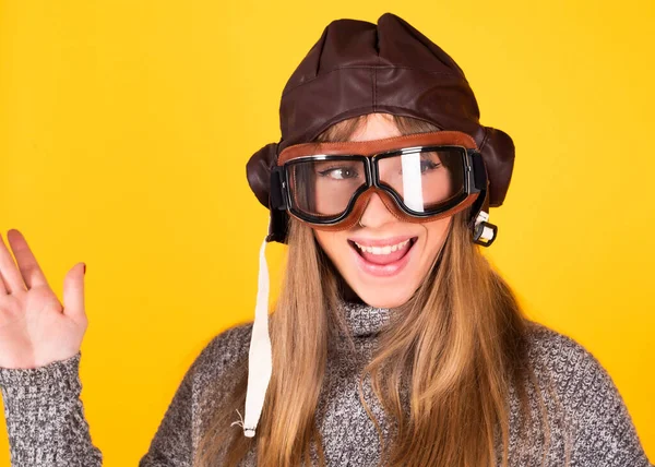 Mujer Con Gafas Piloto Clascias Concepto Viaje Sobre Fondo Amarillo — Foto de Stock
