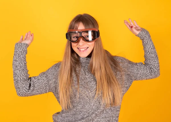 Bella Giovane Donna Vestita Pilota Sorridente Sfondo Giallo — Foto Stock