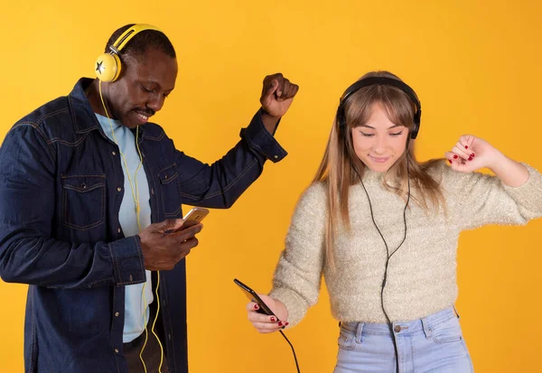 Pareja Escuchando Música Con Auriculares Smarpthone —  Fotos de Stock