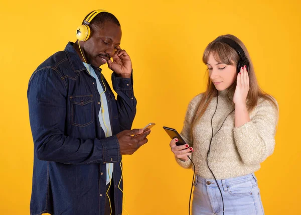 Pareja Boda Diferentes Razas Escuchando Música Con Auriculares Teléfono Móvil —  Fotos de Stock