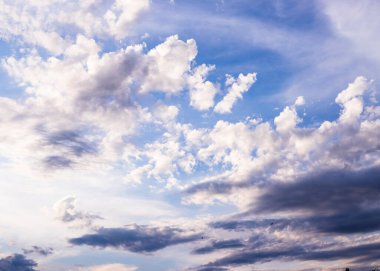 Gökyüzü bulutlarla dolu güneşli bir gün