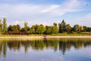 Juan Carlos I park, İspanya Madrid, Lake 'in yanına park et.