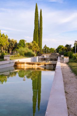 Çeşmesi akan bir park, güneşli bir gün.