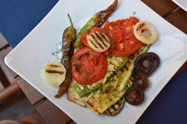 Izgarada pişmiş sebze