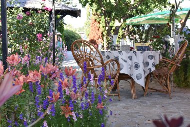 Yazlık kafe narin çiçeklerle süslenir.