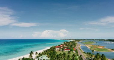 Varadero, çatıdan görünümüne kum bar gökyüzü beldesinde bulutlar hareketi. Bulutlu gökyüzü Küba. Timelapse