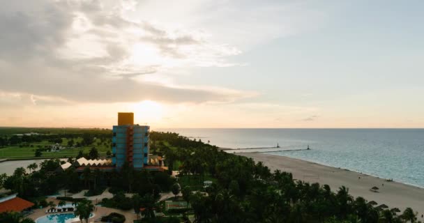 Zonsondergang op de stranden van Cuba uitzicht vanaf het dak naar het hotel, de Atlantische Oceaan en het strand Timelapse — Stockvideo