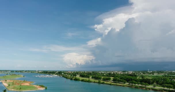 O movimento de nuvens no resort céu de Varadero, a vista do telhado para a barra de areia. Nublado céu Cuba. Prazo de validade — Vídeo de Stock
