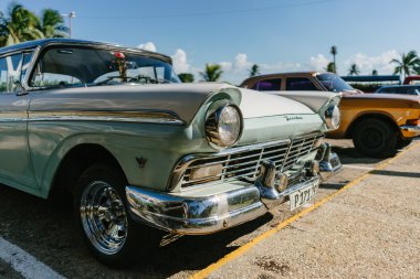 Küba, Varadero - 19 Eylül 2016: Küba'da bir yolda retro araba