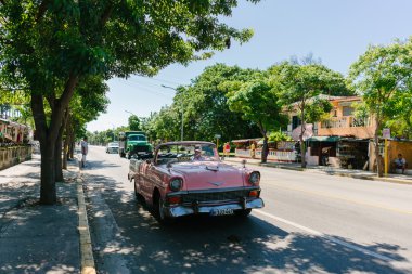 Küba, Varadero - 16 Eylül 2016: Küba'da bir yolda retro araba
