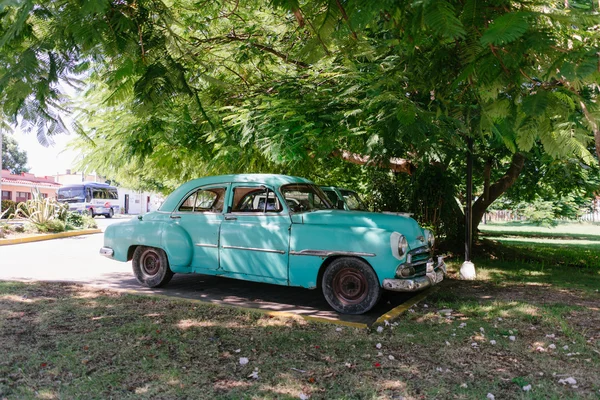 CUBA, VARADERO - SEPTEMBER 16, 2016: retro car on a road in Cuba — Stock Photo, Image